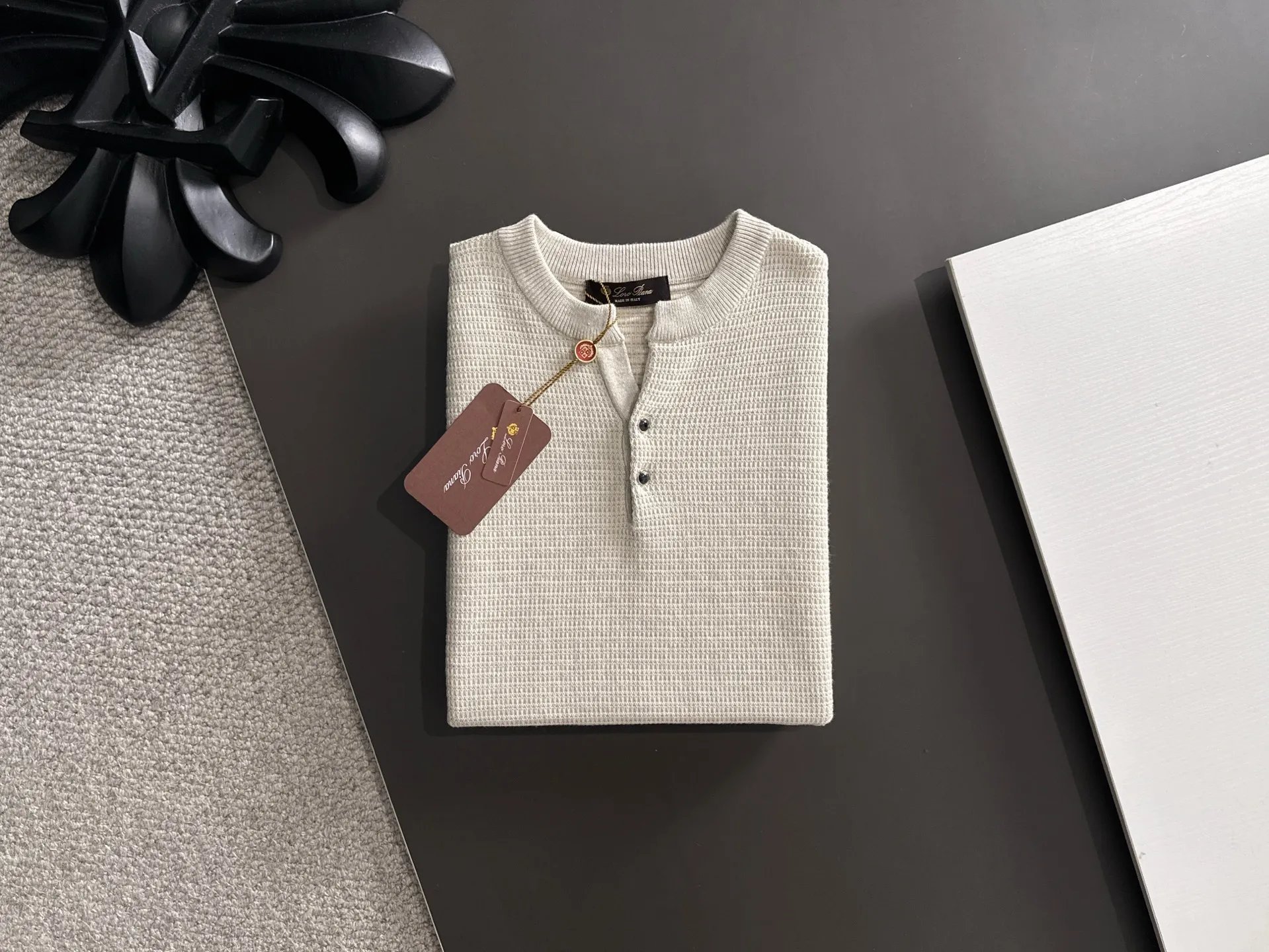 Next day shipment LP high quality Loro Piana 26ss New Arrival men's short-sleeved T-shirt Made of combed cotton yarn knitted cotton fabric, no pressure when entering and exiting the counter Exclusive control of raw materials It feels substantial when weighed, and the upper body is more textured than ordinary T-shirts. This texture can cope with the weather easily and is suitable for both hot and cold! Loose fit design, looks noble. The only correct version is available Size: M to XXXL